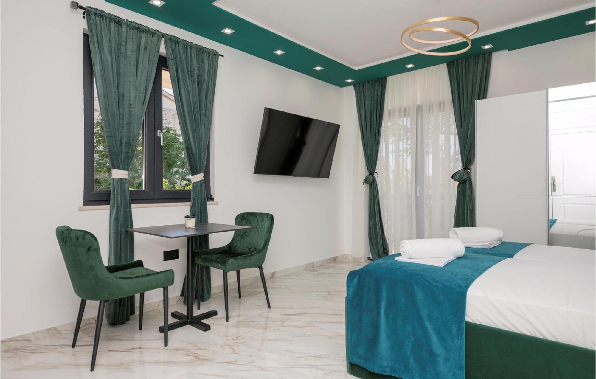 Awesome Apartment In Makarska With Wifi المظهر الخارجي الصورة