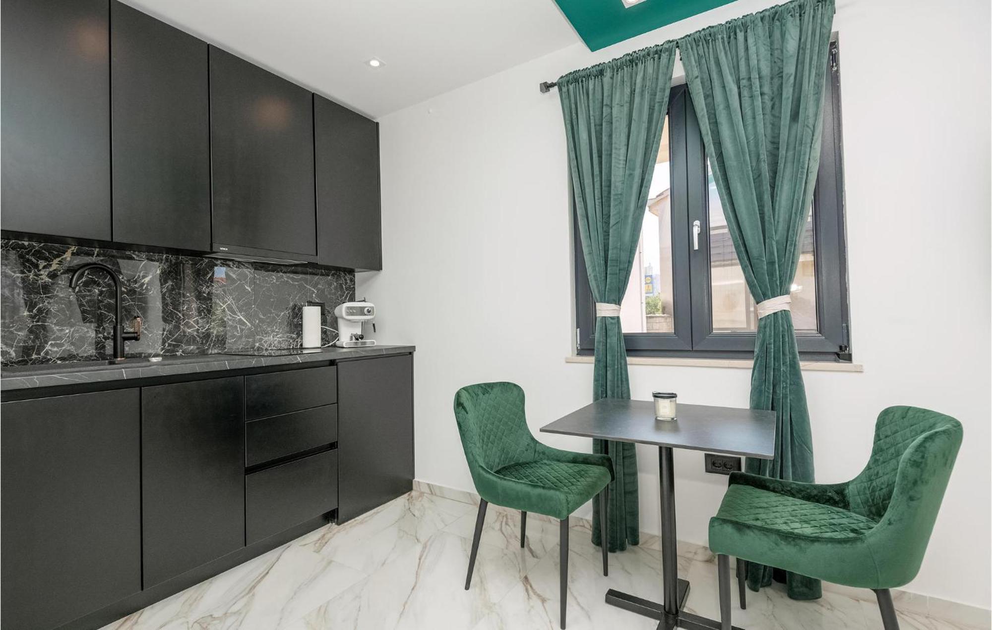 Awesome Apartment In Makarska With Wifi المظهر الخارجي الصورة