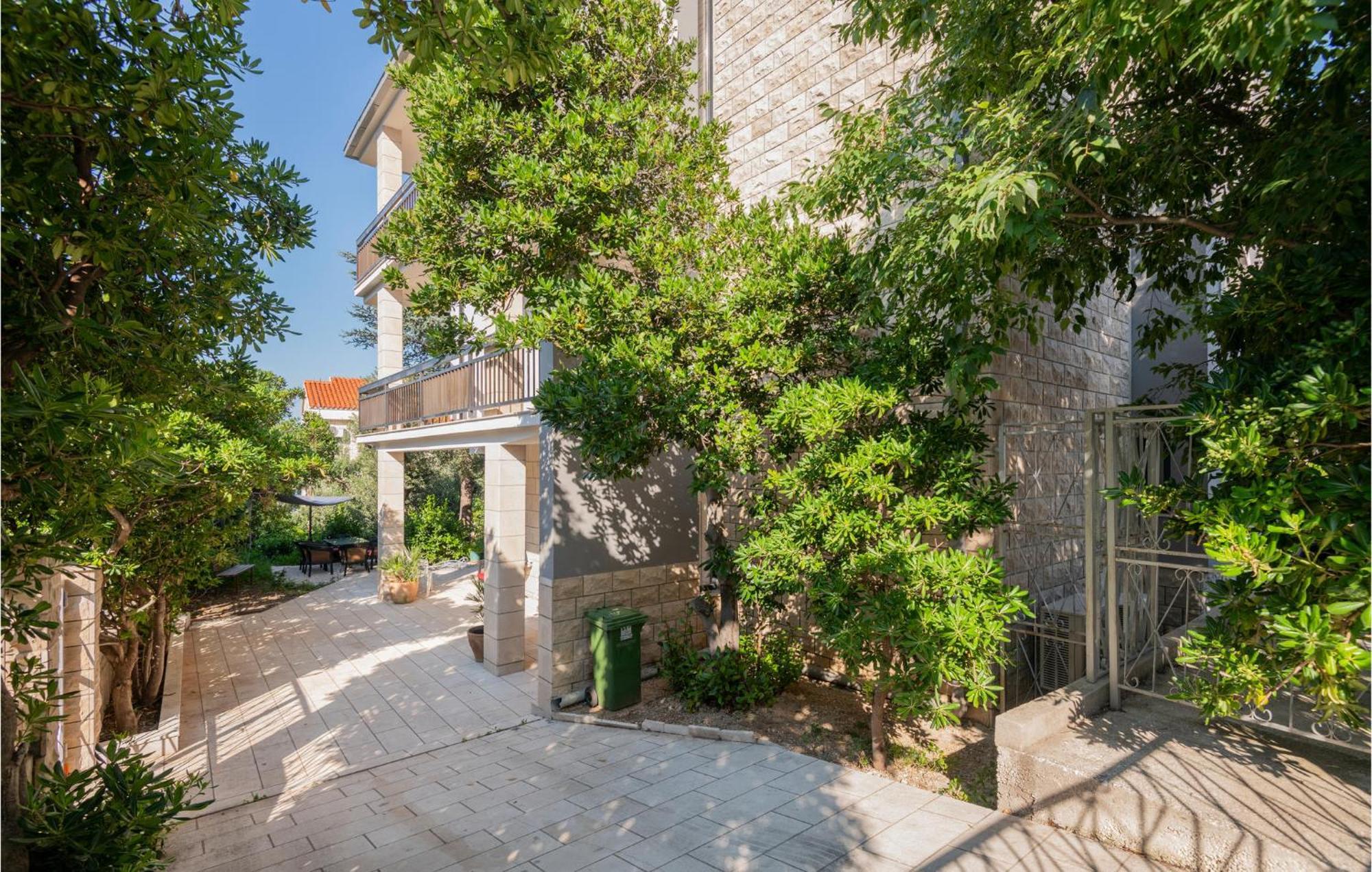 Awesome Apartment In Makarska With Wifi المظهر الخارجي الصورة